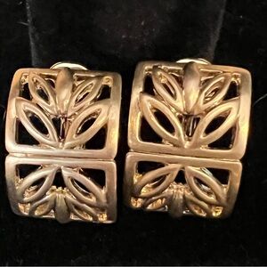Gold Square Floral Earrings
B-39
